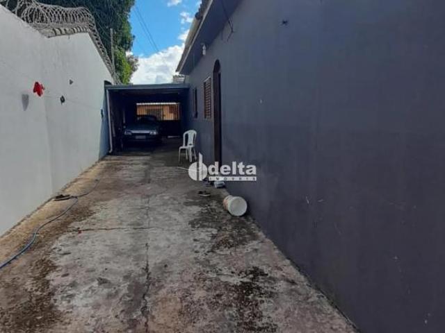 Colônia com 2 quartos, disponível para venda no bairro Marta Helena em Uberlândia MG