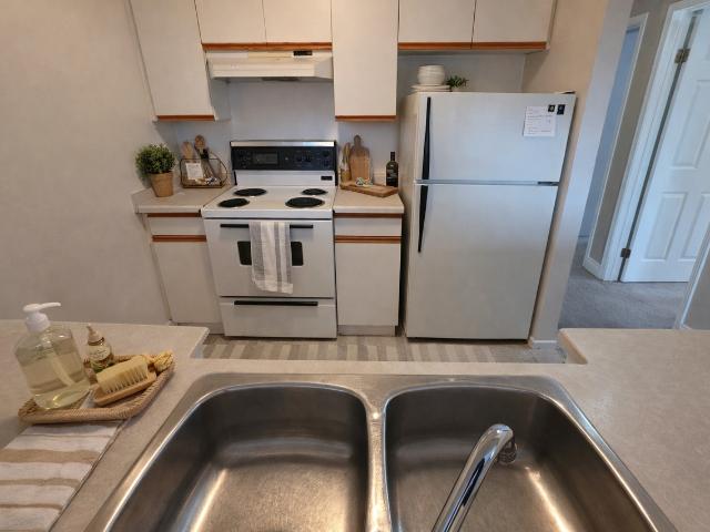 Colonial House 2 Bedroom Apartment for Rent at 11045 123 St Nw, Edmonton, AB T5M 0E4 Westmount