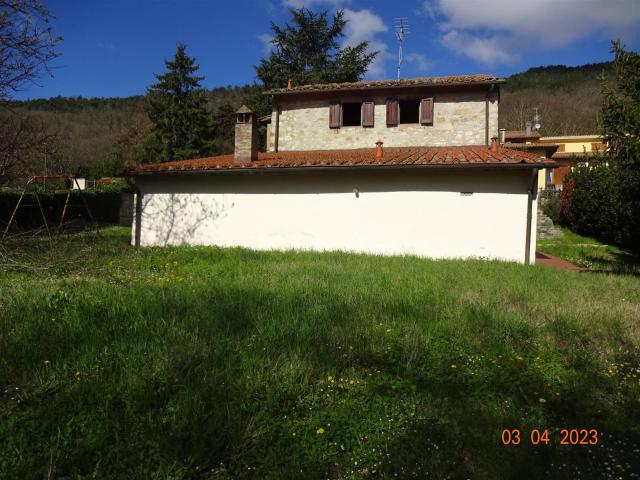 COLONICA in VENDITA a CALENZANO LE CROCI di 6 vani