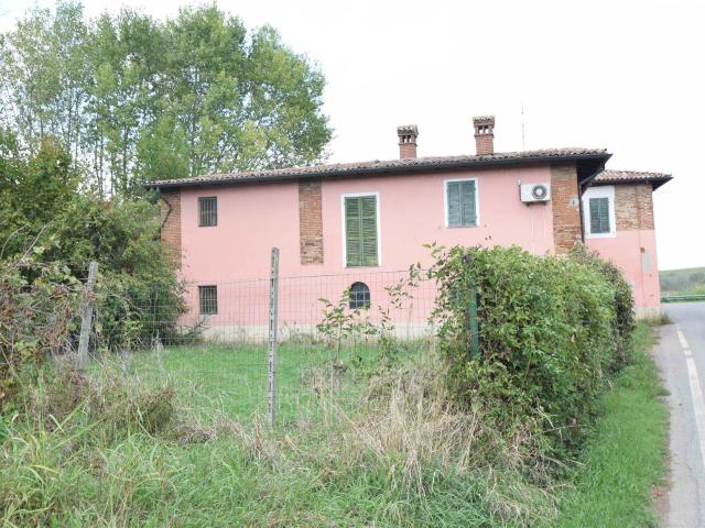 COLONICA in VENDITA a CASTEL SAN GIOVANNI PIEVETTA di 15 vani