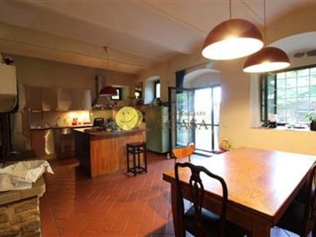 Colonica/casale ristrutturato di 300 mq. a Menzano