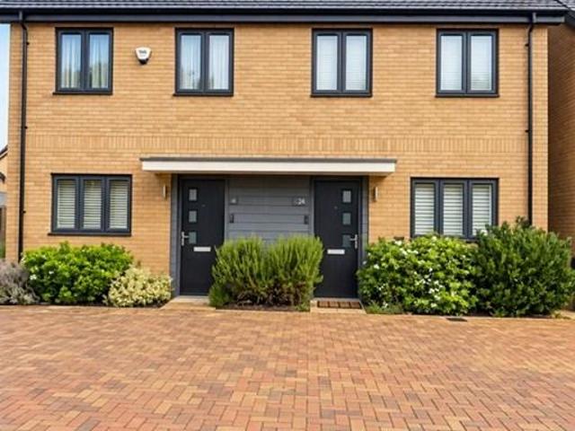 Colosseum Drive, Dunstable, LU5 2 bed semi detached house to rent £1,650 pcm £381 pw