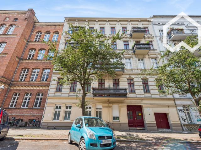 Colorful design gem in Kreuzberg: Fully furnished 95 sqm 3 room old building apartment with balcony