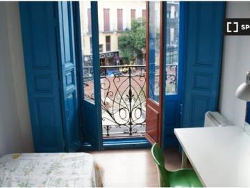 Colorida habitación en alquiler en un apartamento de 7 dormitorios en el Centro