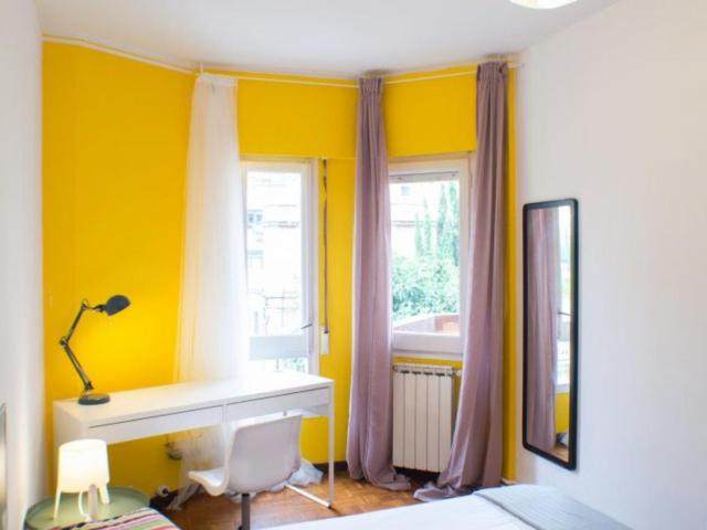 Colourful double bedroom near the Lesseps metro