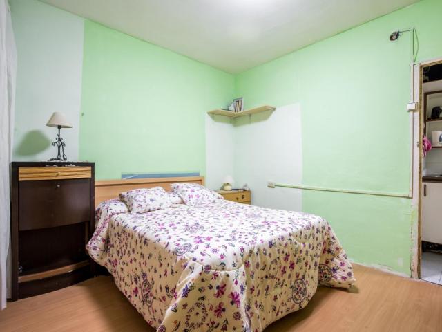 Colourful double bedroom near the Maria Cristina metro