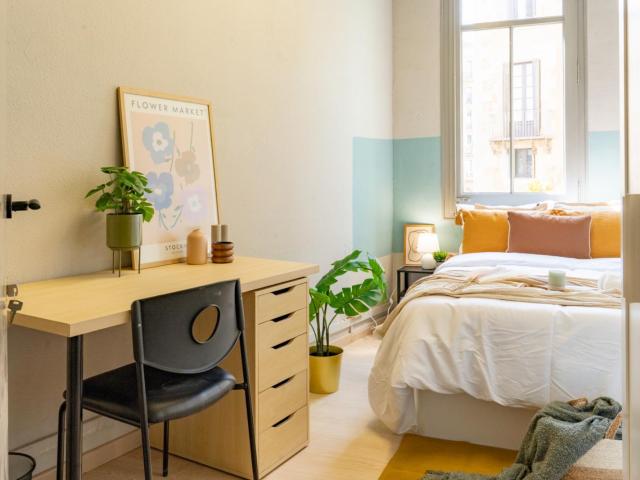 Colourful double bedroom near the Urquinaona metro