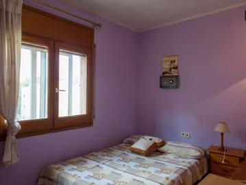 Colourful room in 4 bedroom apartment in Horta Guinardo women only