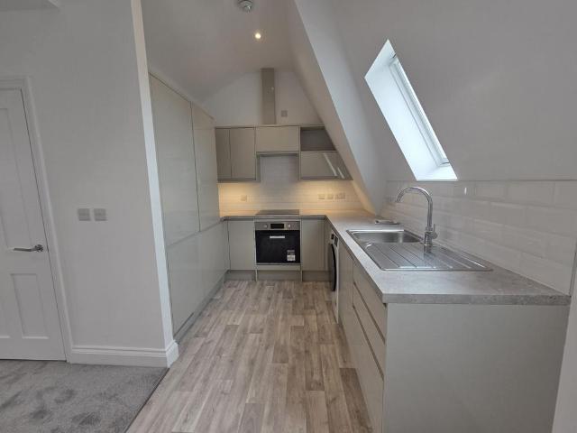 Colston Road, East Sheen, SW14 2 bed flat to rent £2,400 pcm £554 pw
