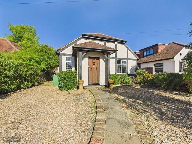 Copthall Road East, Middlesex UB10 4 bed detached bungalow to rent £3,200 pcm £738 pw