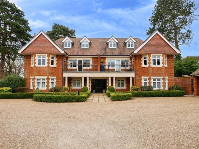 Copthill Lane, Kingswood 2 bed apartment to rent £2,400 pcm £554 pw