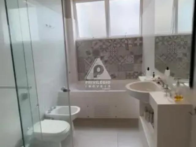 Copacabana! 4 Quartos com varanda e 1 vaga na escritura! Vista para o verde. 190m²