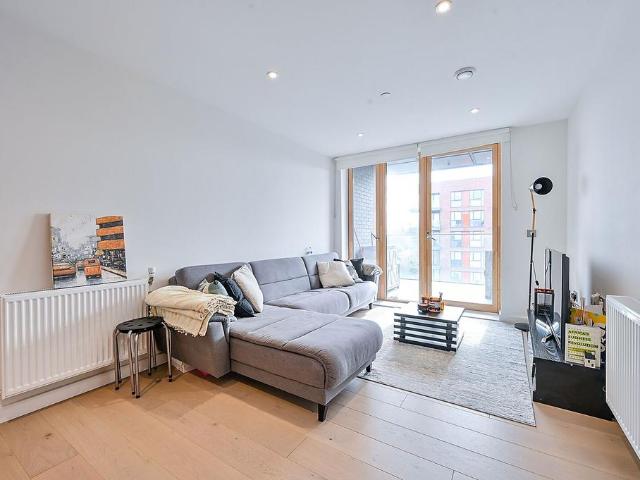 Copley Close, Hanwell, W7 2 bed flat to rent £2,450 pcm £565 pw