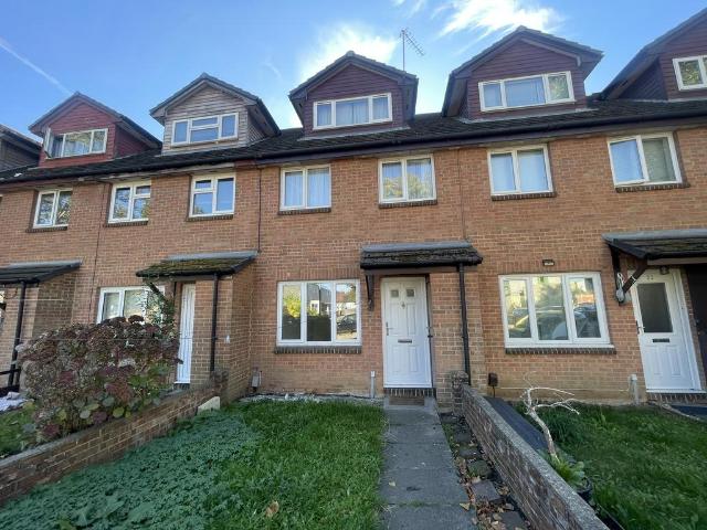 Copperfield, Chigwell IG7 1 bed ground floor maisonette to rent £1,350 pcm £312 pw