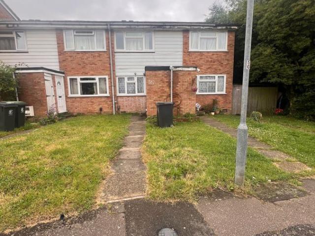 Copperfield, Chigwell IG7, 2 bed flat to rent, £1,800 pcm | PrimeLocation