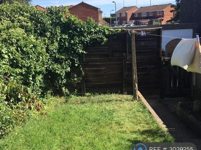 Copperfield, Chigwell, IG7 2 bed terraced house to rent £1,850 pcm £427 pw