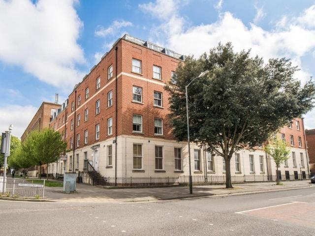 Copperfield Court, New Dover Road. 2 bed flat to rent £1,200 pcm £277 pw