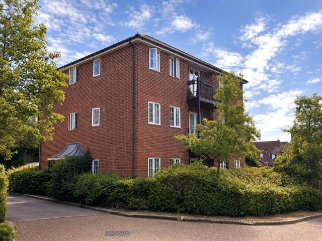 Copperfields, High Wycombe HP12 2 bed apartment to rent £1,450 pcm £335 pw