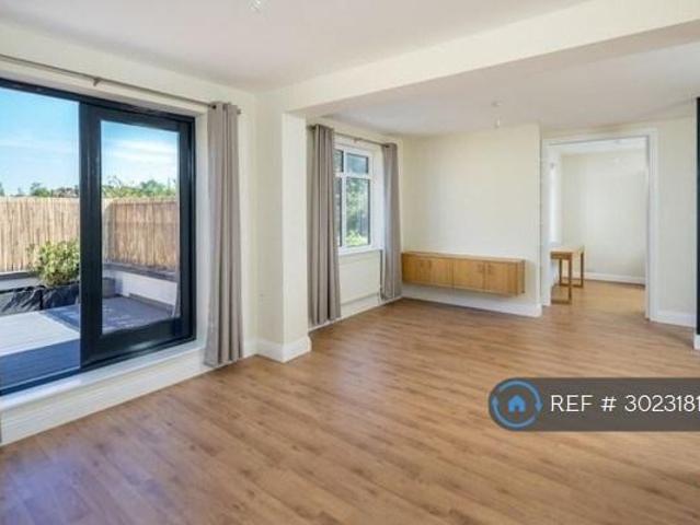 Coppetts Road, London, N10 2 bed flat to rent £2,250 pcm £519 pw