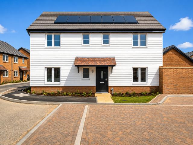 Damselfly Road, Herne Bay, CT6 2 bed semi detached house to rent £1,525 pcm £352 pw