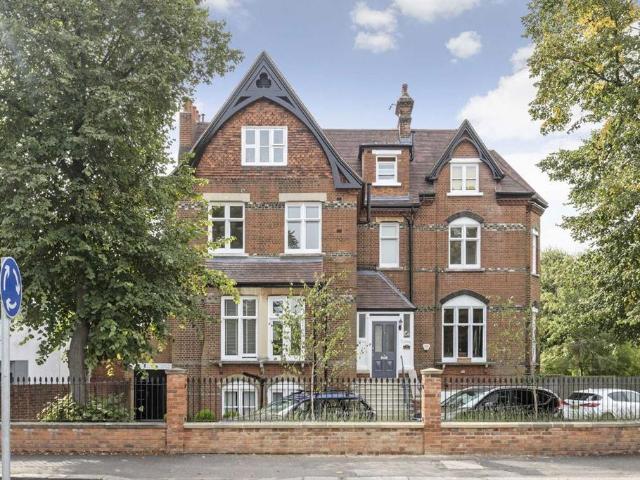 Copse Hill, London SW20 3 bed flat to rent £2,950 pcm £681 pw