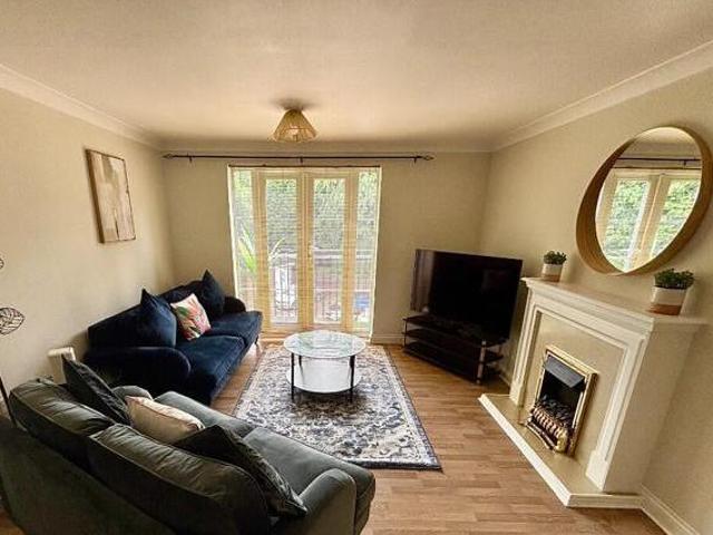 Copse Road, Woking, 2 Bedroom Flat