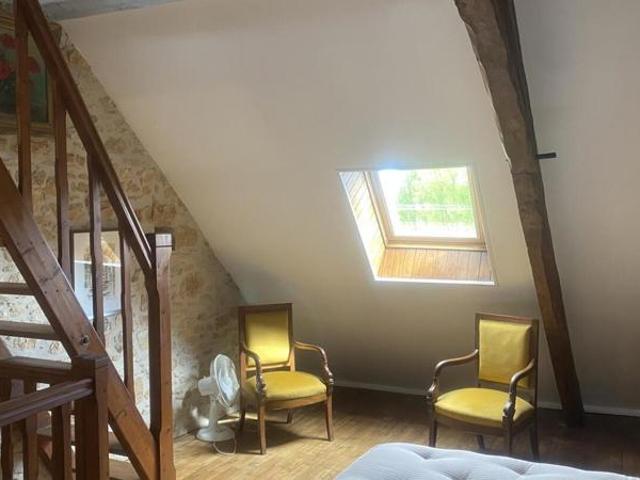 Coquette maison de village en pierre avec terrasse et balcon