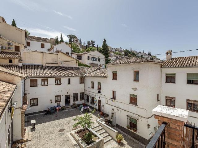 ¡COQUETA CASITA JUNTO AL ARCO DE ELVIRA!