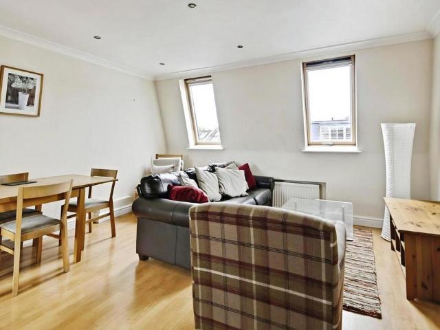 Cortayne Road, London, SW6 3 bed flat to rent £2,850 pcm £658 pw