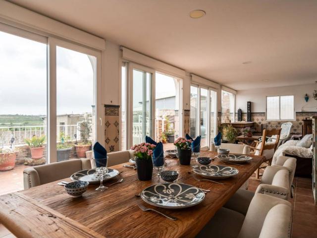 CORTIJO ANDALUZ CON 8.000 M² DE TERRENO, PISCINA Y VARIAS EDIFICACIONES A UN PASO DE CHICLANA Y LA BARROSA