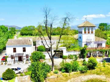CORTIJO ANDALUZ ÚNICO A 10 MINUTOS DE GRANADA – 65.000 m² DE FINCA + 1.800 m² CONSTRUIDOS