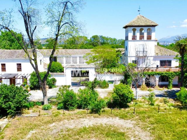 CORTIJO ANDALUZ ÚNICO A 10 MINUTOS DE GRANADA – 65.000 m² DE FINCA + 1.800 m² CONSTRUIDOS