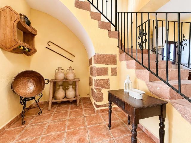 Cortijo con encanto y olivar en producción a solo 2 km de Montoro