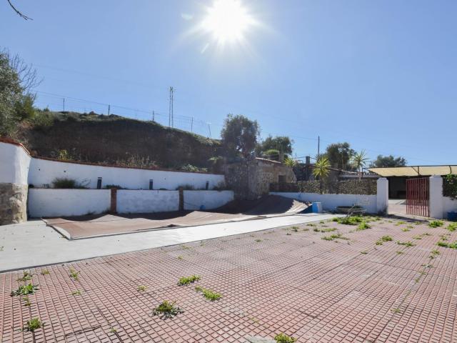 CORTIJO CON FINCA DE OLIVOS