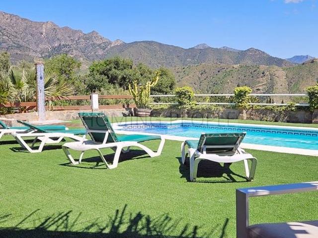 Cortijo con piscina y vistas al mar en zona de montaña pintoresca y aislada