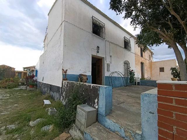 CORTIJO SOBRE PARCELA URBANA DE 320m