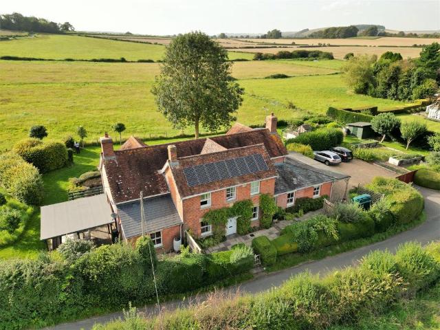 Corton, Warminster BA12 4 bed detached house to rent £2,500 pcm £577 pw