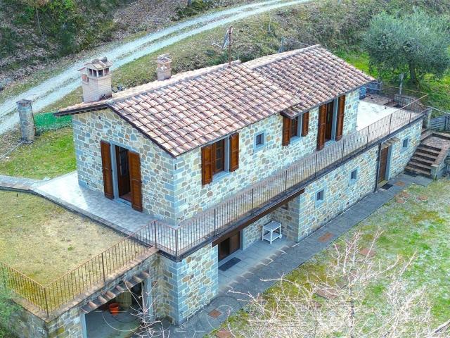Cortona Loc. Falzano Casale con annesso ristrutturato e ter. 305m² Cortona