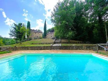 Cortona Loc. Falzano Casale ristrutturato con ampio terreno. 250m² Cortona
