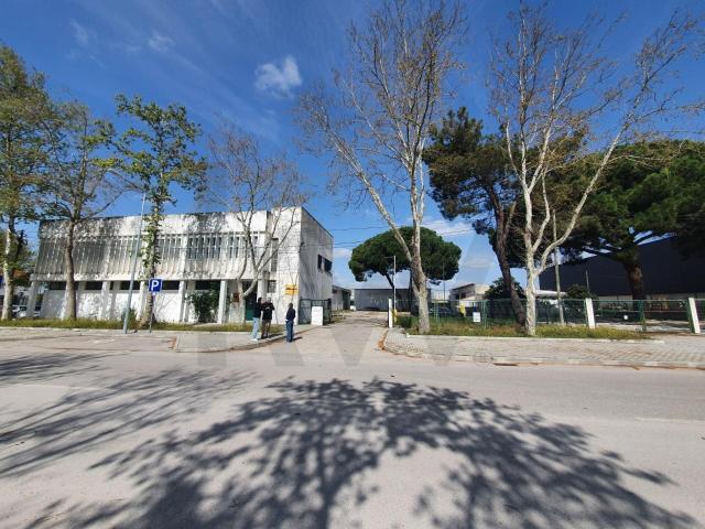 Coruche, 2 Lts com escritórios e armazéns, na Zona Industria. 1469m² Coruche, Fajarda e Erra