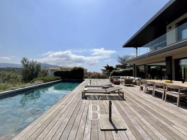 Corbara, Marine de Davia, Villa pied dans l'eau, 4 chambres. 284m² Corbara