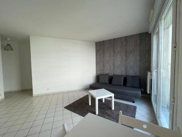 Corbeil Essonnes Appartement F2 Meublé avec balcon et place de