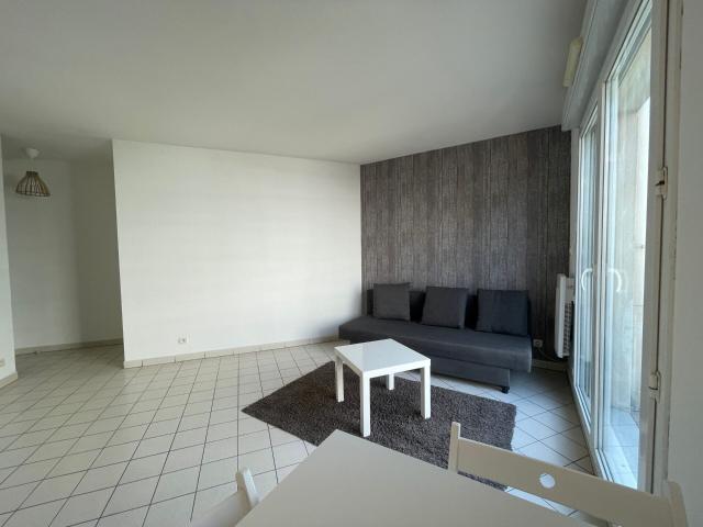 Corbeil Essonnes Appartement F2 Meublé avec balcon et place de parking