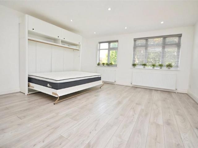 Corbets Tey Road, Upminster, Essex, RM14 1 bed apartment to rent £1,300 pcm £300 pw
