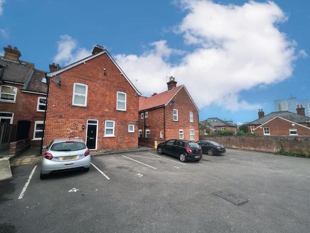 Corbiere House, Basingstoke RG21 1 bed ground floor maisonette to rent £1,000 pcm £231 pw