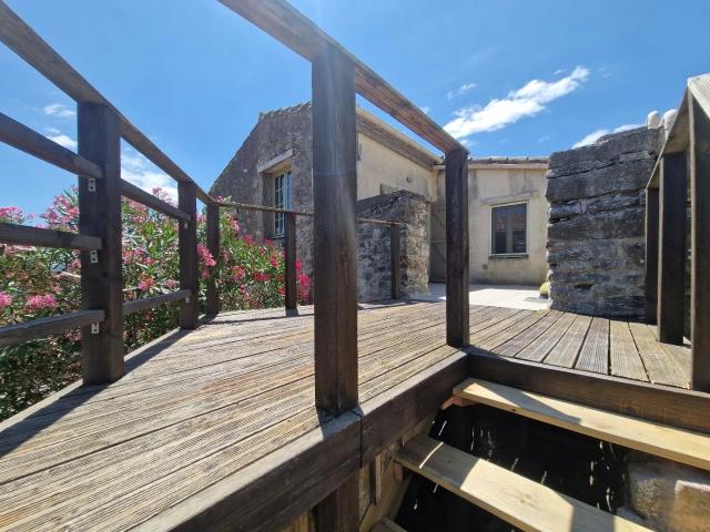 CORBIERES Maison de village en pierre de type 4 avec terrasse