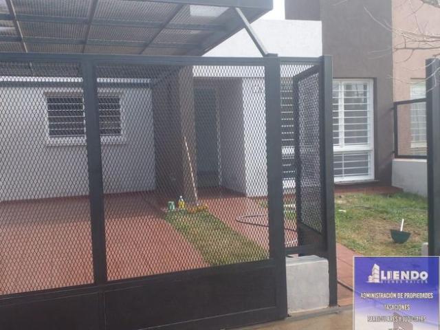 Casa en alquiler c/ cochera en Carrara Horizonde Sur