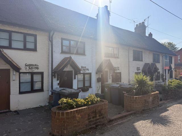 Cores End Road, Bourne End SL8 2 bed cottage to rent £1,695 pcm £391 pw