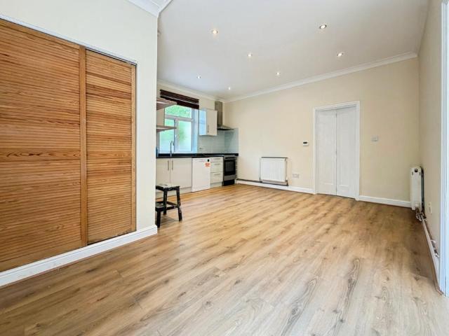 Corfton Road, Ealing 1 bed apartment to rent £1,775 pcm £410 pw