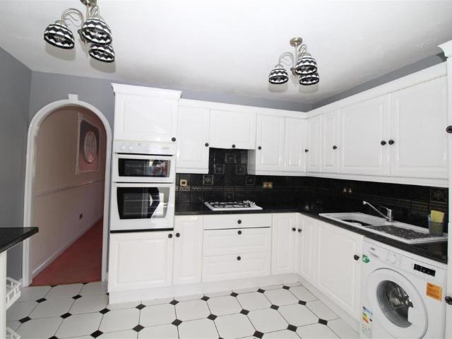 Cories close, Dagenham, RM8 3DF 2 bed house to rent £1,700 pcm £392 pw